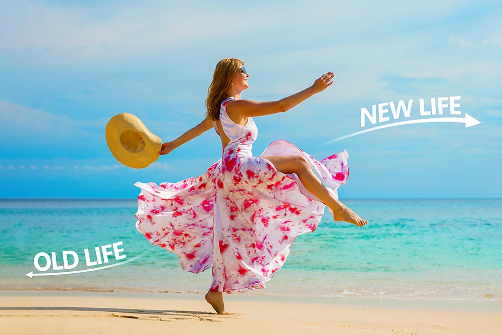 Frau tanzt am Strand glücklich von ihrem alten in ihr neues Leben