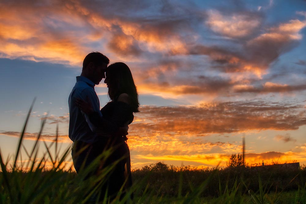 glückliches junges Paar vor dem Sonnenuntergang