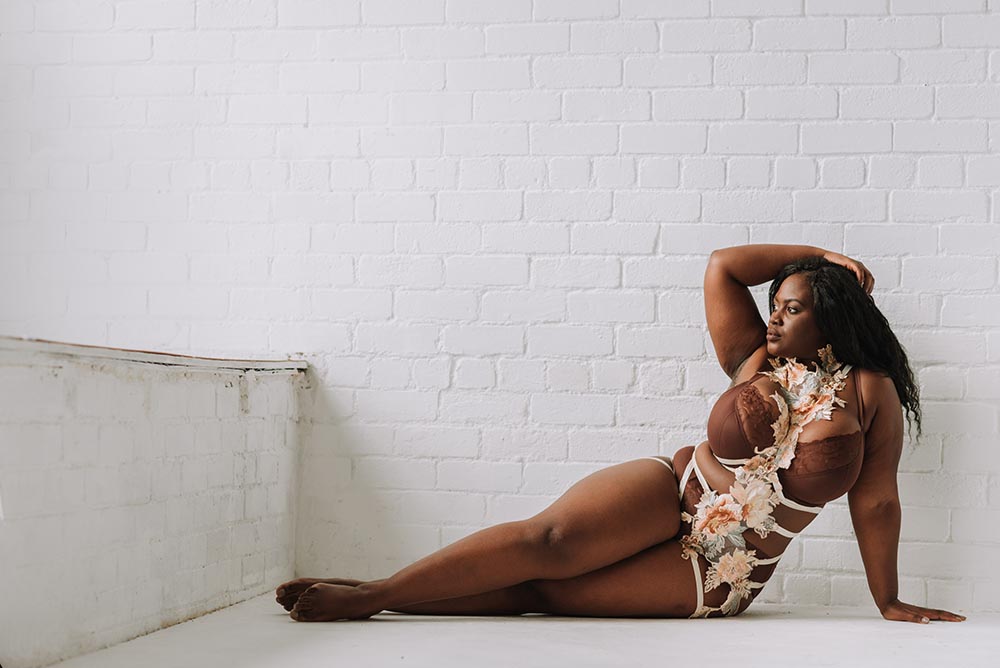 wunderschöne schwarze Frau mit Rundungen zeigt ihren Körper stolz in einem freizügigen sexy Bikini